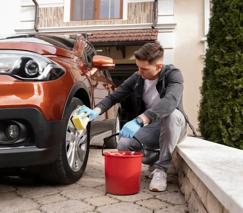 Lavage auto à domicile Saint-Martin-d'Oney : professionnel intervenant sur un véhicule